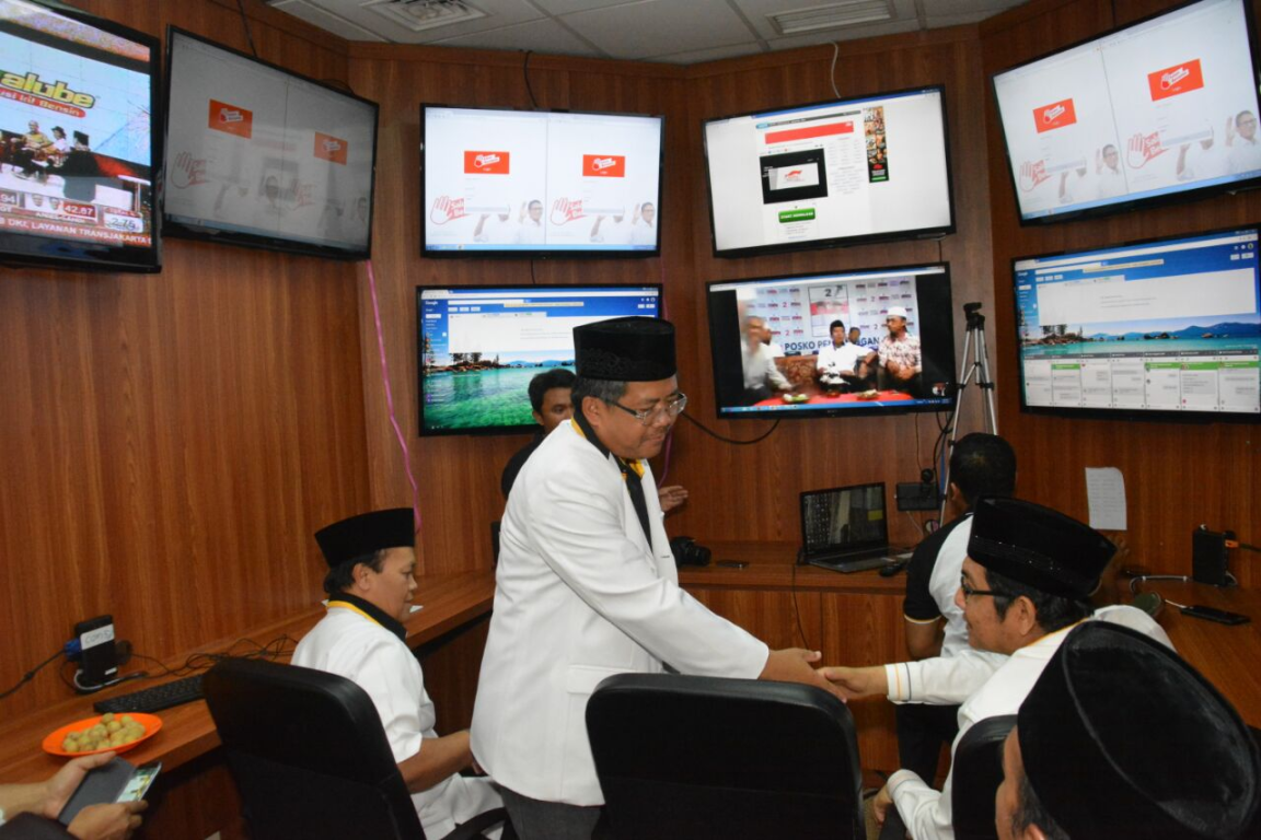 Wakil Ketua Majelis Syuro PKS Hidayat Nur Wahid dan Presiden PKS Mohamad Sohibul Iman melakukan video conference dengan beberapa daerah yang menggelar Pilkada di DPP PKS, Rabu (15/2/2017)