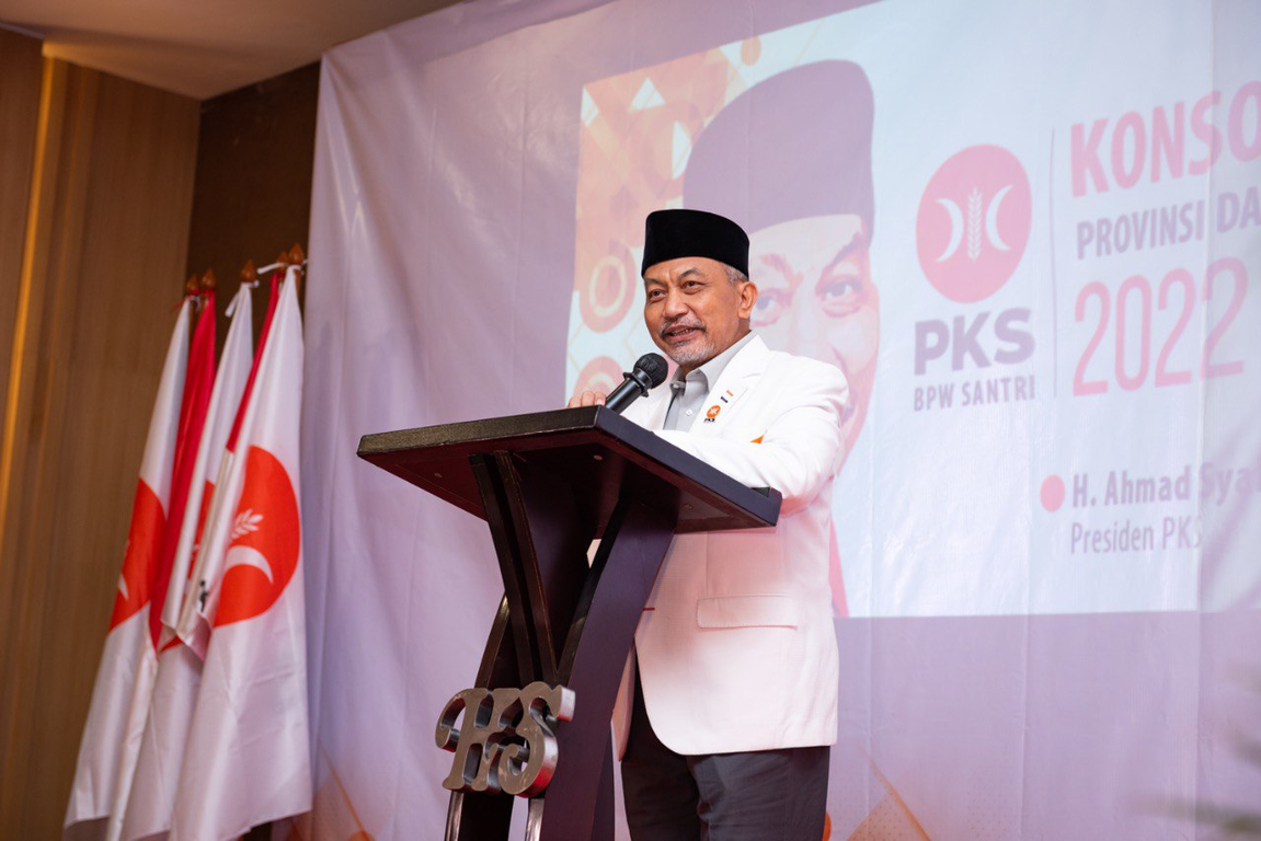 Presiden PKS Ahmad Syakhu memberikan arahan dalam Bimtek Anggota DPRD PKS se Bali-Nusa Tenggara. (M Hilal/PKSFoto)