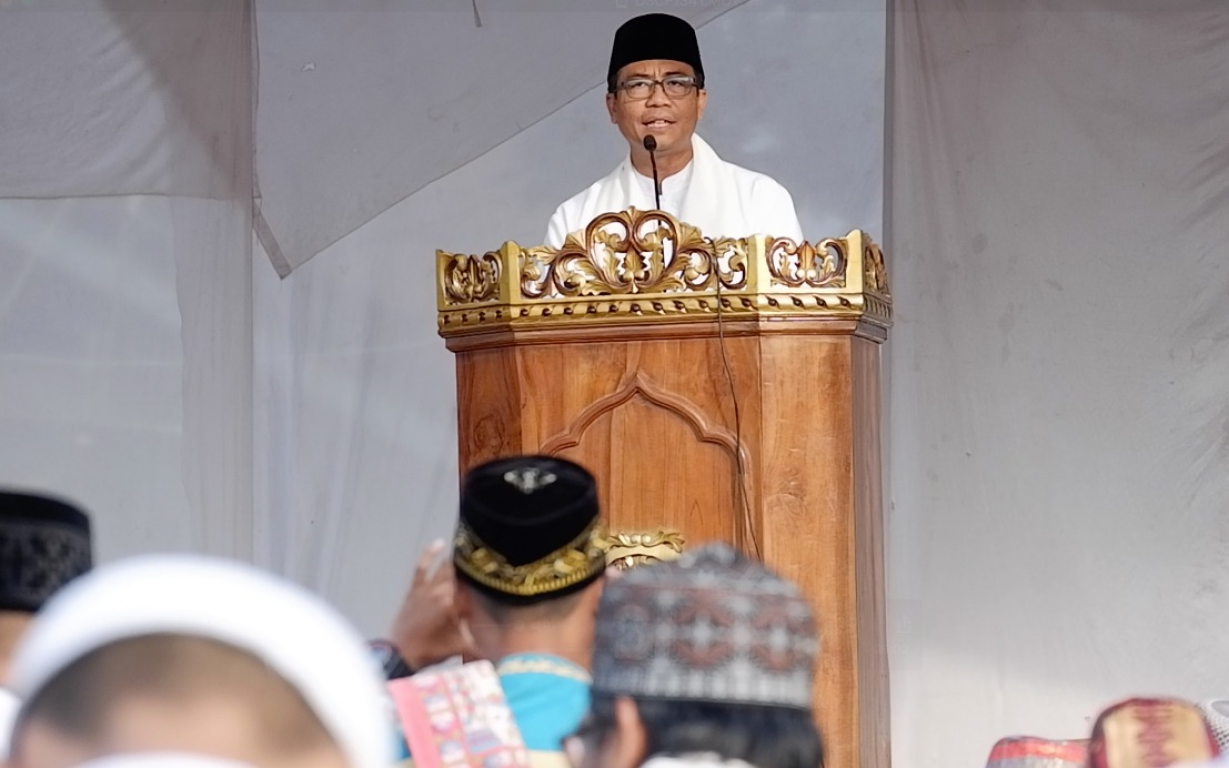 Calon Wakil Gubernur Lampung Ahmad Jajuli memberikan khutbah Ied di Lapangan Way Dadi, Sukarame Bandar Lampung, Jumat (15/6) (Humas PKS Lampung)