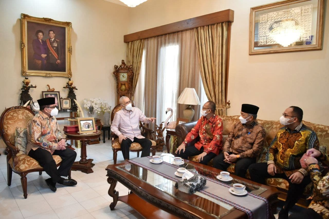 Presiden PKS Ahmad Syaikhu bersama rombongan saat bersilaturahim ke kediaman Wakil Presiden ke-6 RI Try Sutrisno, Menteng, Jakarta Pusat, Senin (13/12/2021). (Donny/PKSFoto)