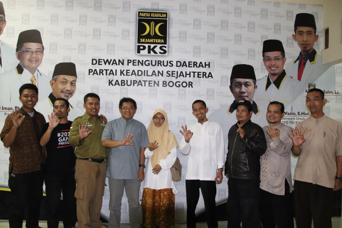 Presiden PKS Mohamad Sohibul Iman mengunjungi kantor DPD Bogor untuk memberikan semangat kepada kader agar terus mengawal suara Pilkada Jawa Barat (dok Humas PKS Kab Bogor)