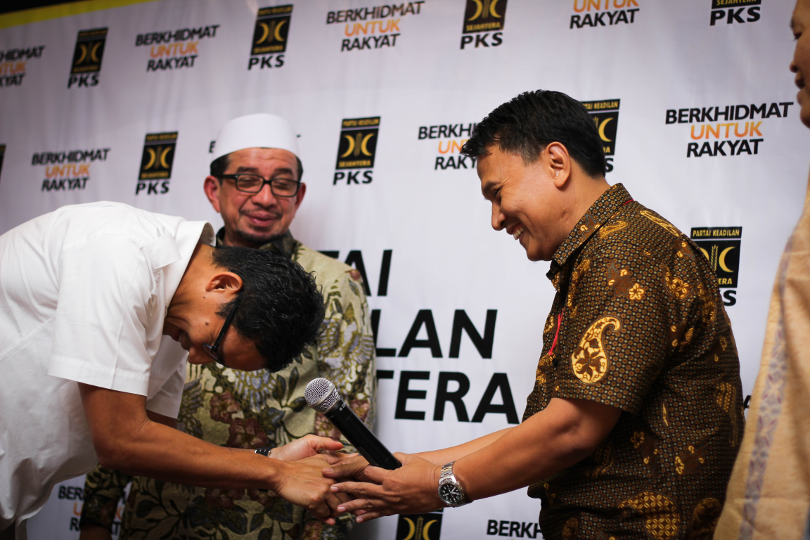 Bacagub Sandiaga Uno dan Bacawagub Mardani Ali Sera sedang bersalaman beberapa waktu lalu