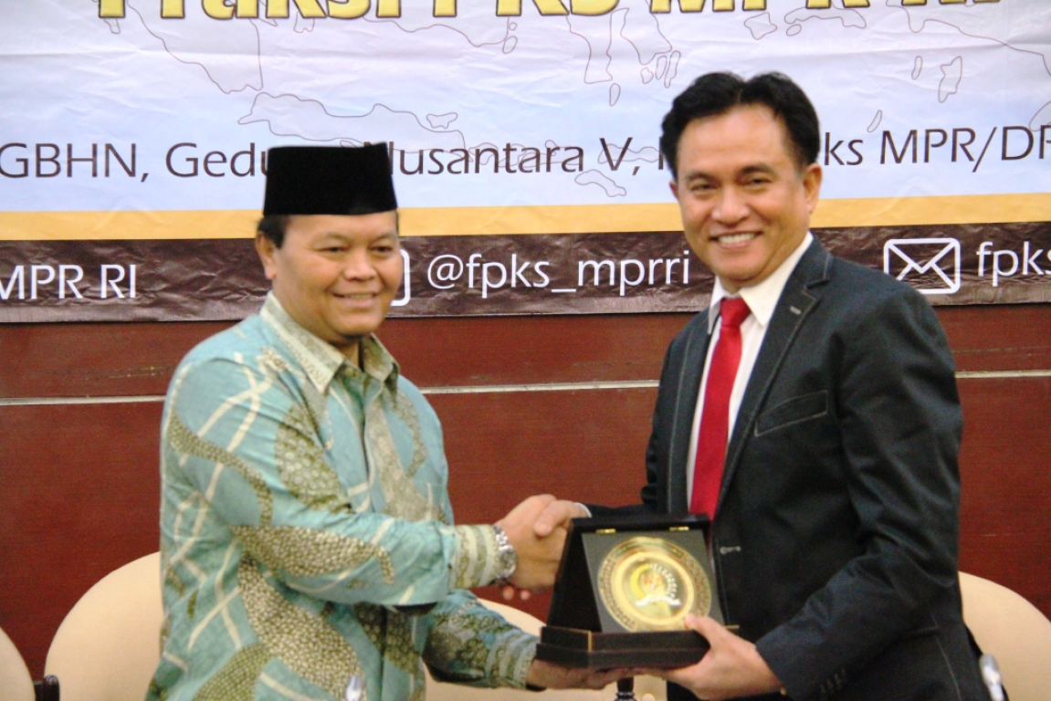 Wakil Ketua MPR RI Hidayat Nur Wahid dengan Yusril Ihza Mahendra