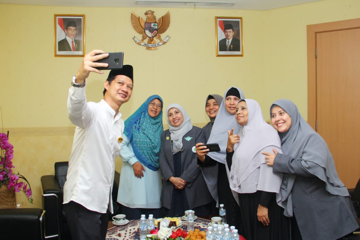 Ketua Bidang Humas DPP PKS Ledia Hanifa dan Wakil Ketua Bidang Humas Dedi Supriadi menerima kunjungan pengurus PB Wanita Al-Irsyad yang dipimpin Ketua Umum Fahima Askar di kantor DPP PKS, Jakarta, Jumat (12/1) (Donny/PKSFoto)