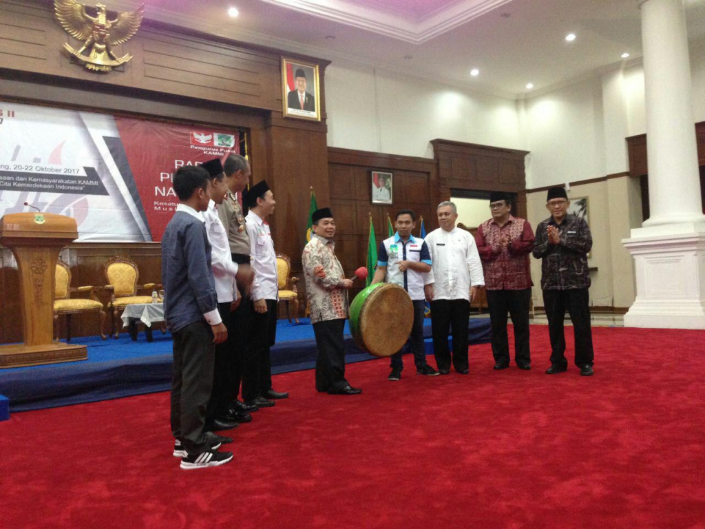 Ketua FPKS DPR RI Jazuli Juwaini secara simbolis membuka Rapimnas KAMMI di Serang, Banten, Jumat (20/10). (Humas FPKS DPR RI)