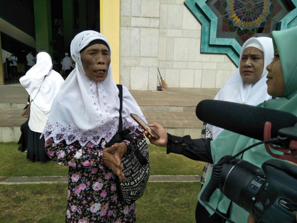 Nek Isah datang bersama majelis taklim di peringatan Maulid Nabi Muhammad SAW di kompleks Jakarta Islamic Centre, Sabtu (13/1). (Foto:Abdulrohim)