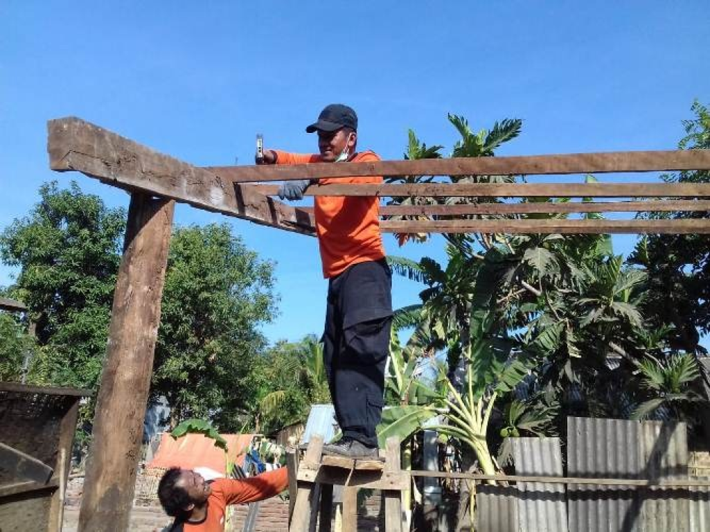 Relawan PKS Jateng membantu korban gempa lombok mendirikan rumah yang sebelumnya ambruk akibat gempa lombok.