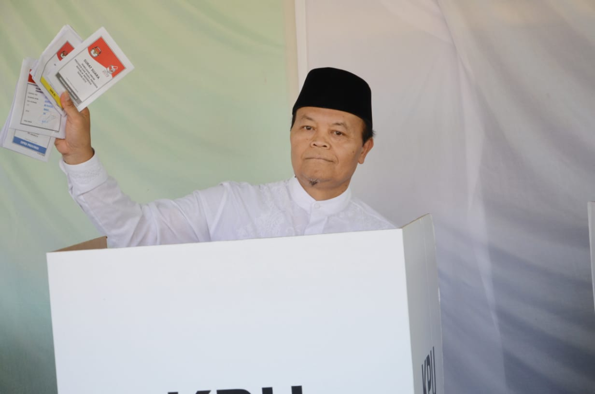 HNW Saat Menggunakan Hak Pilihnya di TPS 028 Bangka, Jaksel. Foto : Donny/ PKS Foto.