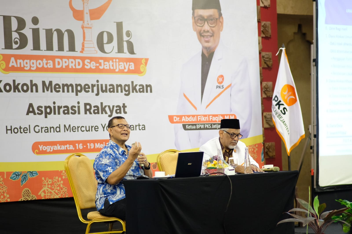 Analis Kebijakan Ahli Utama Kemendagri Budi Antoro dalam Bimtek Anggota DPRD se-Jatijaya di Yogyakarta (Humas PKS DIY)
