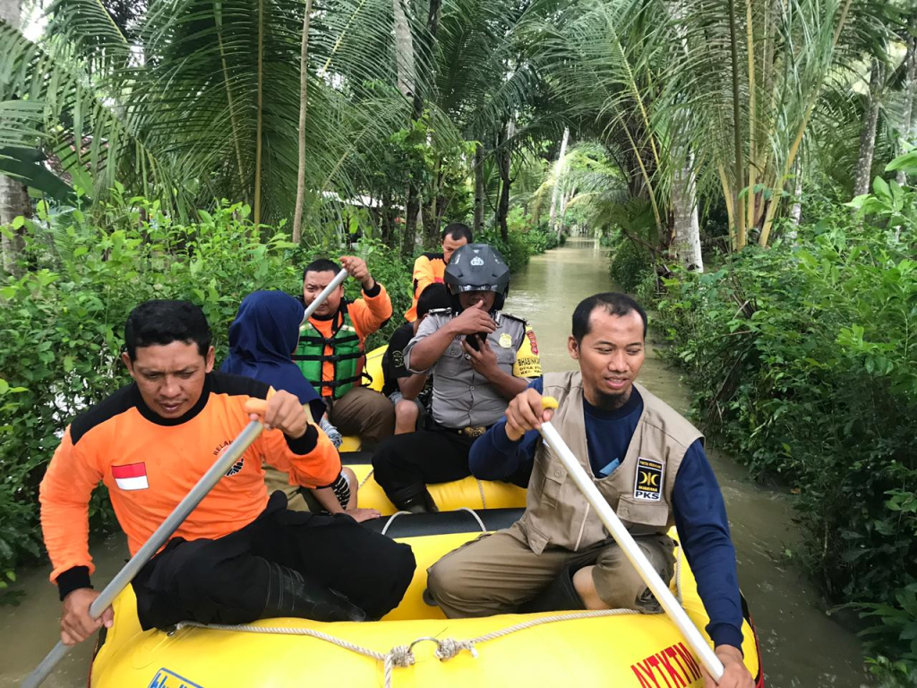 Relawan PKS DIY sedang melakukan evakuasi warga (Dok. PKS Foto DIY)