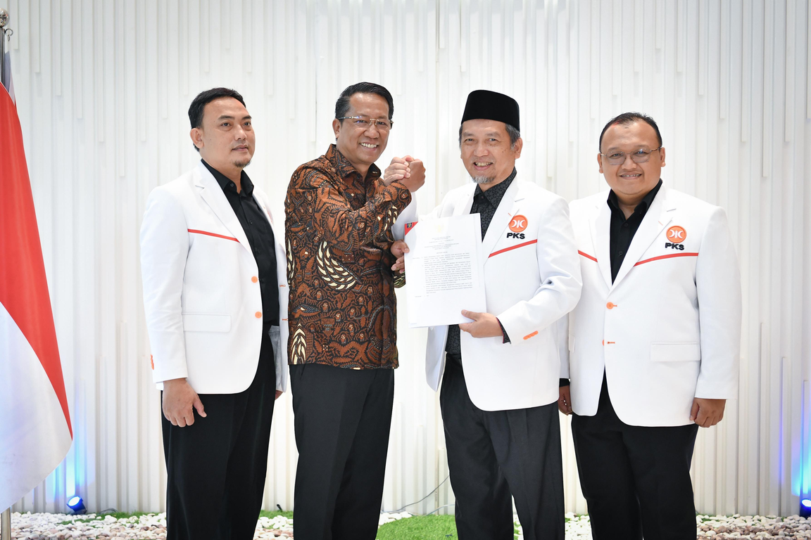Presiden PKS Almuzzammil Yusuf  menerima Surat Keputusan dari Menteri Hukum Republik Indonesia Supratman Andi Agtas