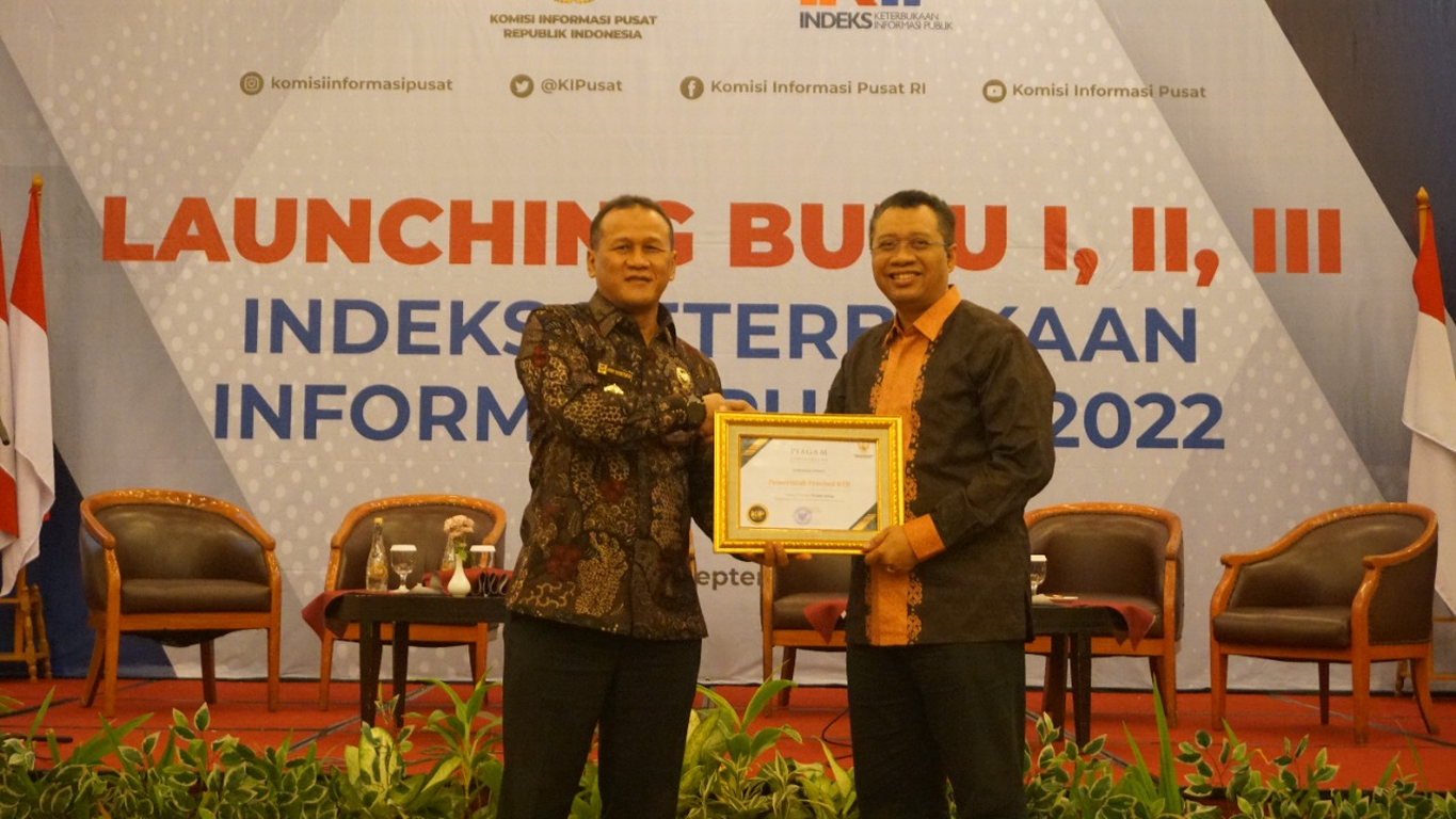 Gubernur NTB Zulkieflimansyah Terima Penghargaan Provinsi Terbaik IKIP 2022