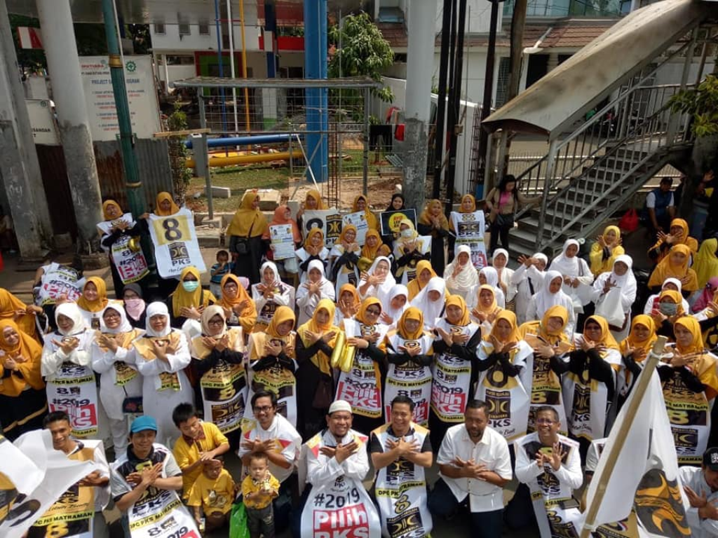 Ratusan Kader PKS Matraman saat menggelar flashmob di Jakarta Timur, Ahad (13/1) (dok Humas PKS Matraman)