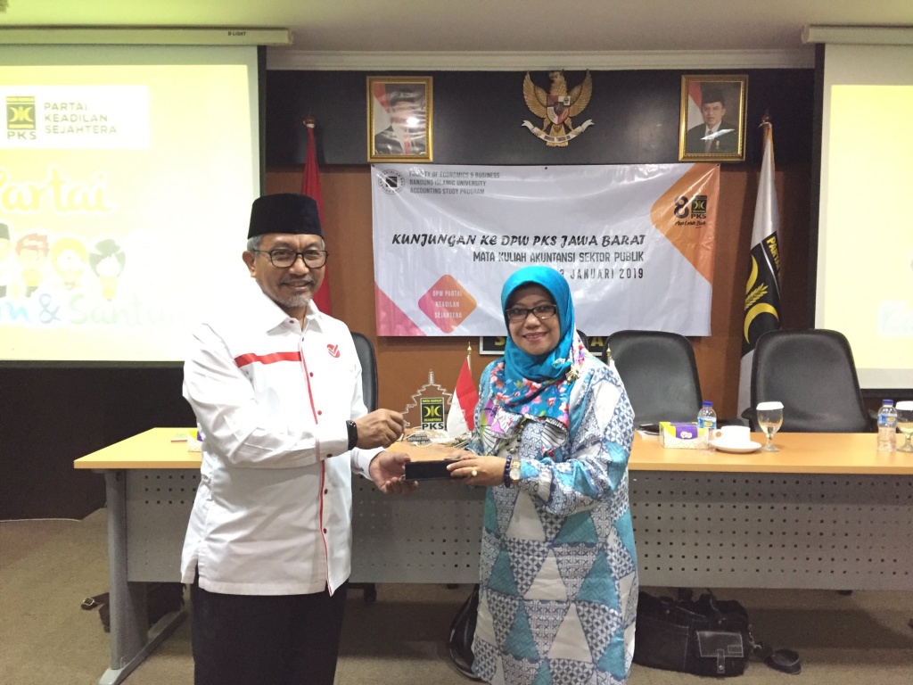 Ketua DPW PKS Jawa Barat, Ahmad Syaikhu bersama Dosen UNISBA, Sri Fadilah di Kantor DPW PKS Jabar, Bandung, Kamis (3/1) (dok Hermawan Wicaksono/PKSFoto)