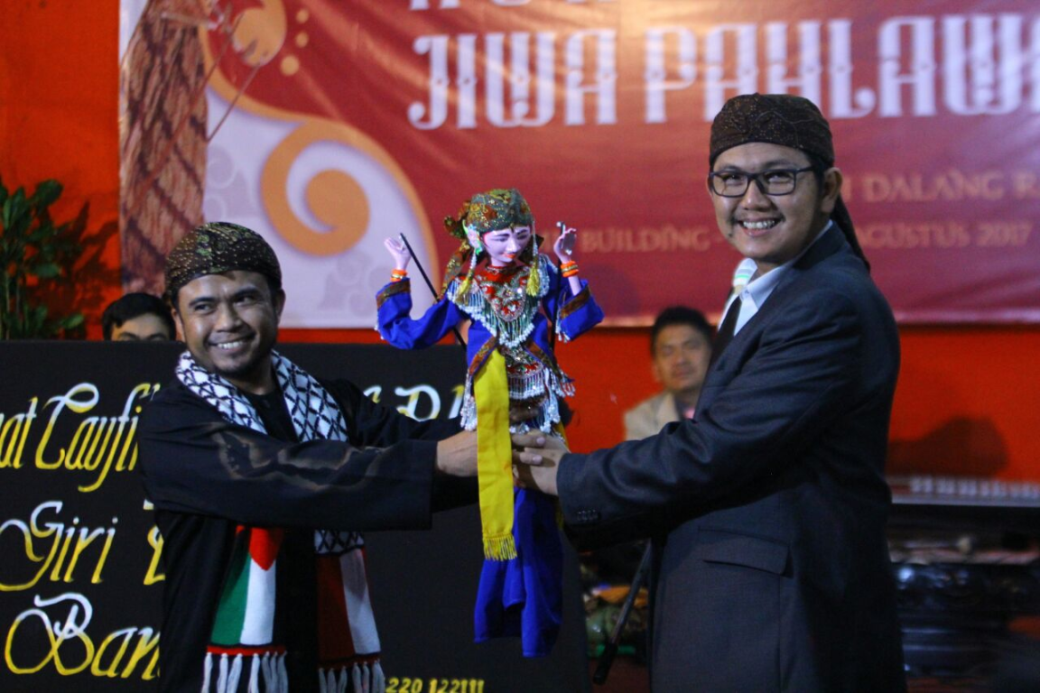 Sekjen DPP PKS Mustafa Kamal menerima wayang golek sebelum pagelaran dimulai