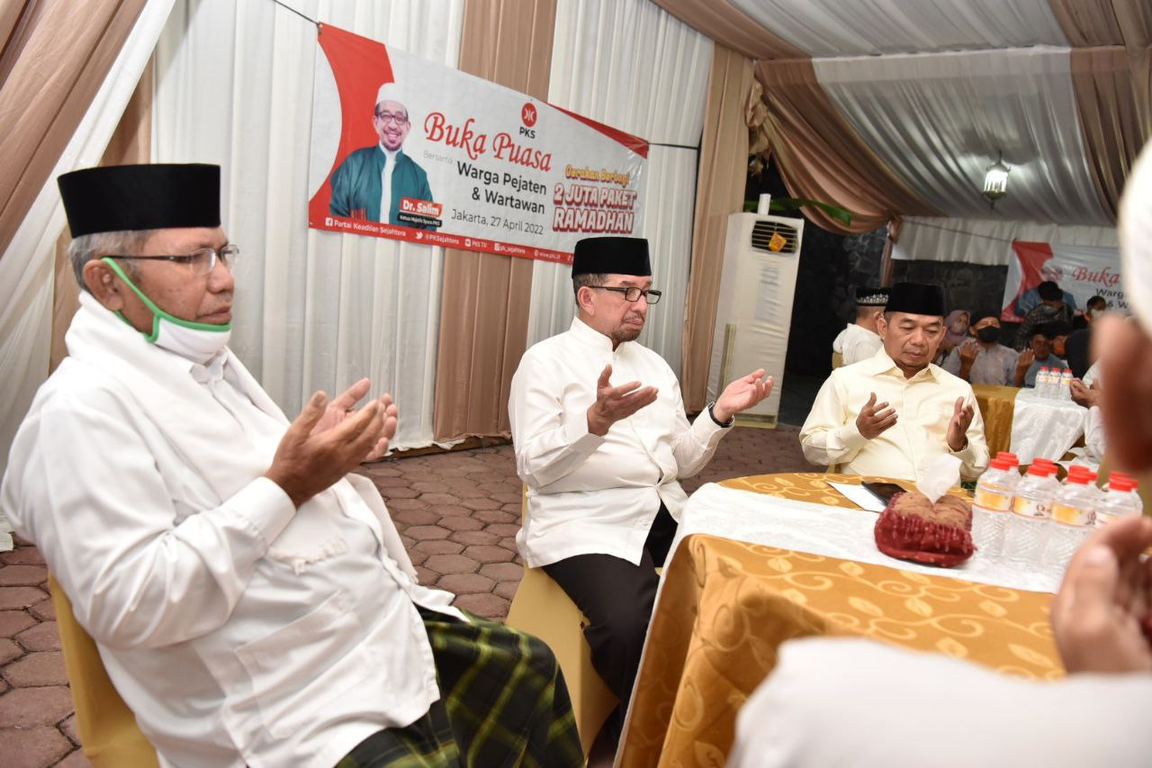 Ketua Majelis Syura PKS, Dr. Salim Segaf Al Jufri mengadakan buka puasa bersama dengan masyarakat (Donny/PKSFoto)
