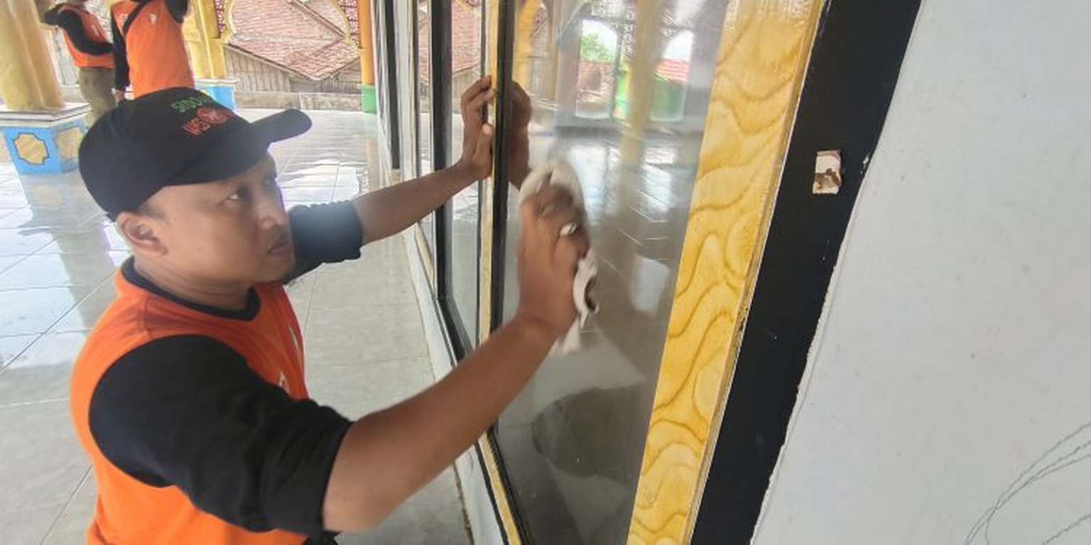 Peserta Kembara PKS Jatim Bantu Warga Situbondo Bersih-Bersih Masjid dan Pemakaman