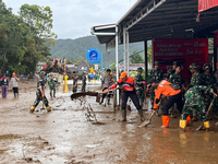 FOTO : Relawan PKS Membantu Korban Bencana Banjir Bandang di Arosuka, Kabupaten Solok