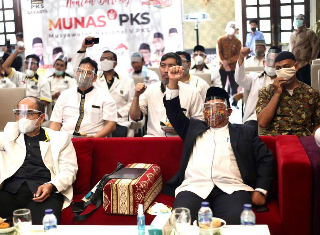 Jajaran Dewan Pimpinan Tingkat Wilayah DKI Jakarta menonton bareng gelaran Munas V PKS yang digelar secara online dan offline (PKSFoto DKI Jakarta)