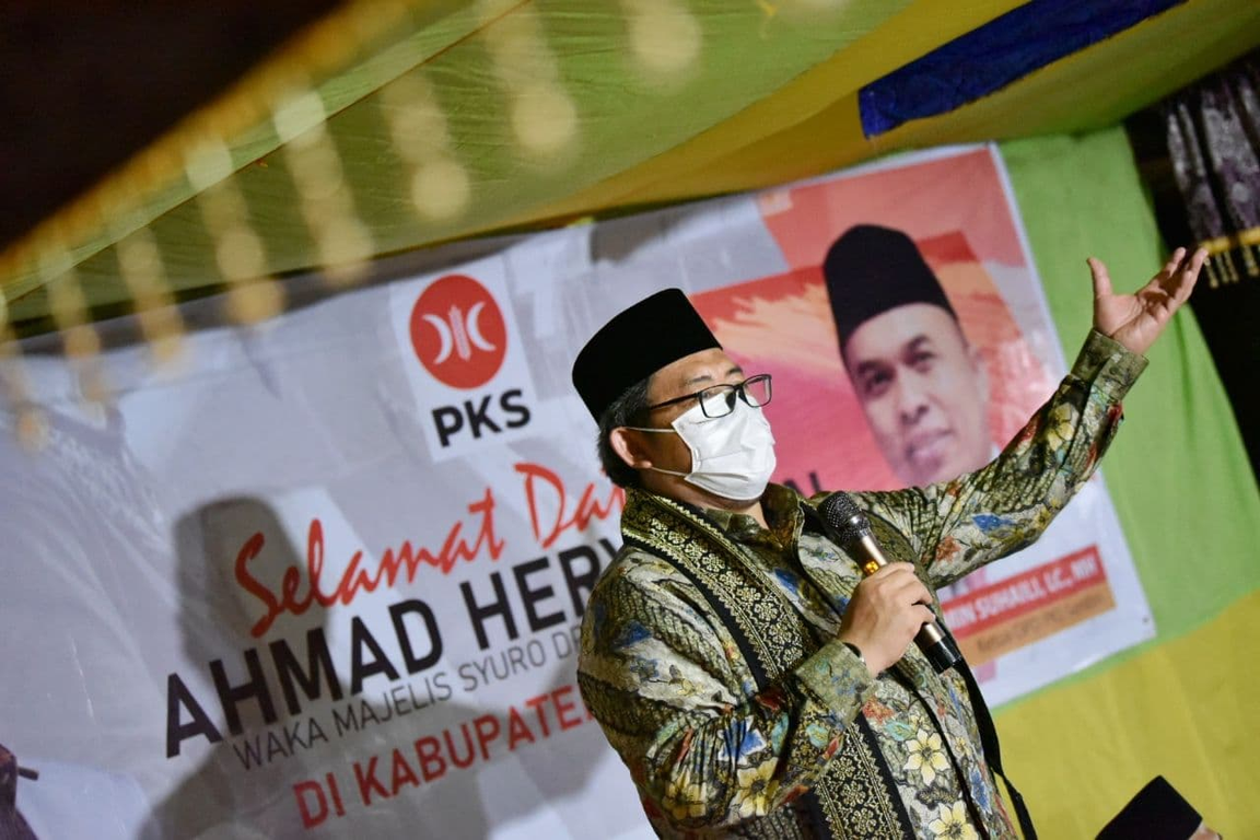 Wakil Ketua Majelis Syura PKS Ahmad Heryawan saat menghadiri acara silaturahim bersama warga Pemangkat, Sambas, Selasa (01/12/2020). (Donny/PKSFoto)