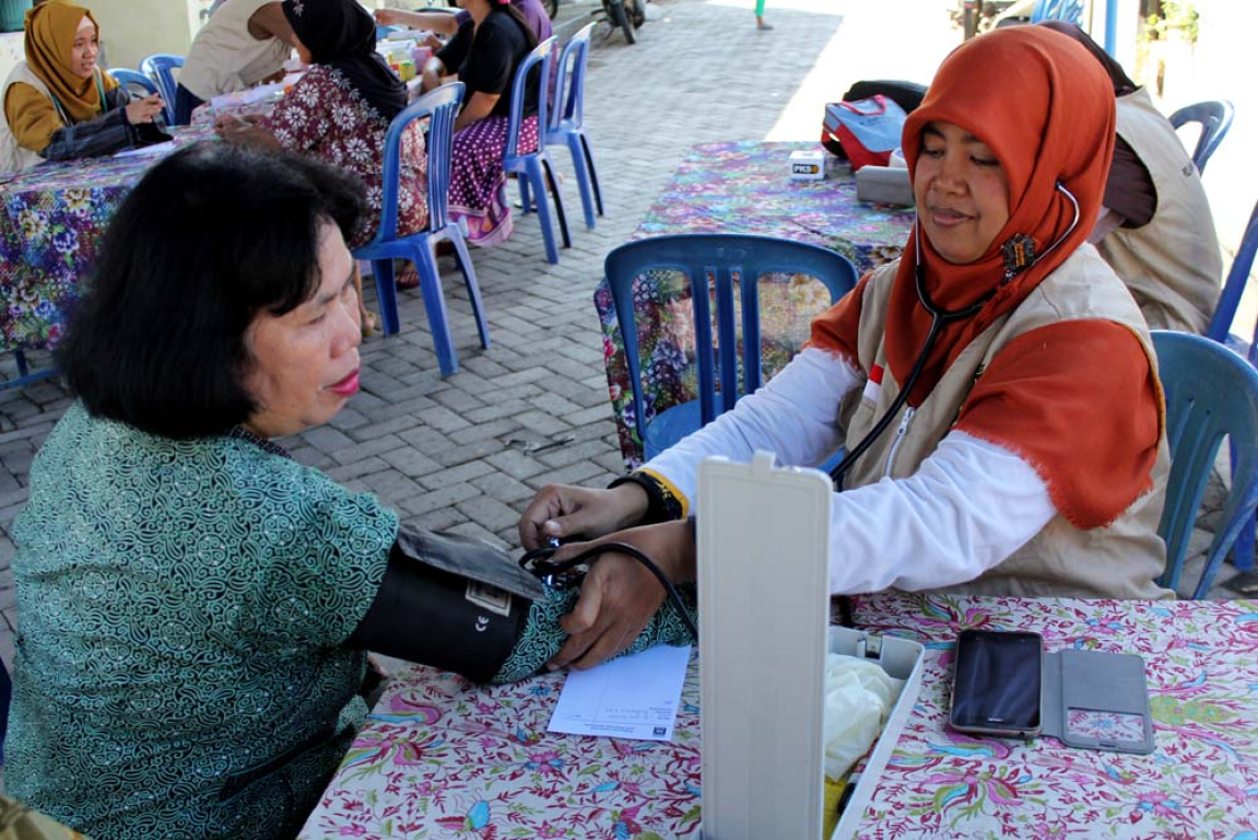 Seorang warga sedang diperiksa kader DPC PKS Semarang Timur