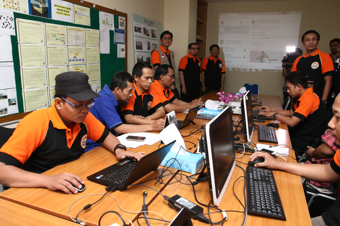 Presiden PKS M Sohibul Iman dan Ketua MS Salim Segaf Al Jufrie mengunjungi operational room Pusat Posko Mudik PKS 2016