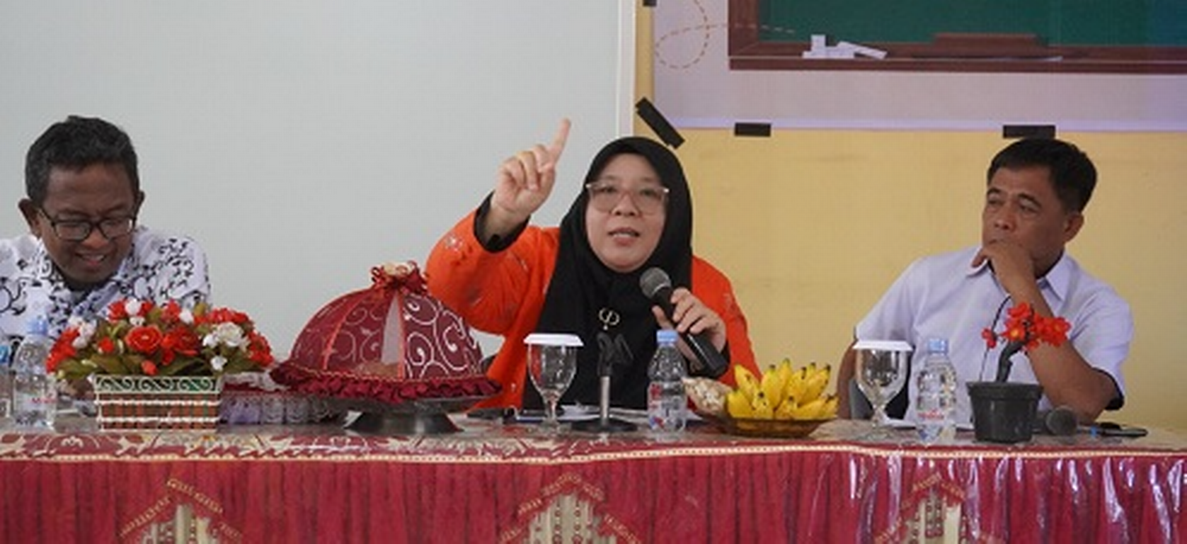 Ketua Fraski PKS DPRD Sulteng Hj Wiwik Juamtul Ro,fiah menjadi narasumber dalam workshop yang dilaksanakan Organisasi Siswa Intra Sekolah (OSIS) SMAN 4 Palu, Rabu 23 November 2022. (Foto: Channel SulawesiIST)