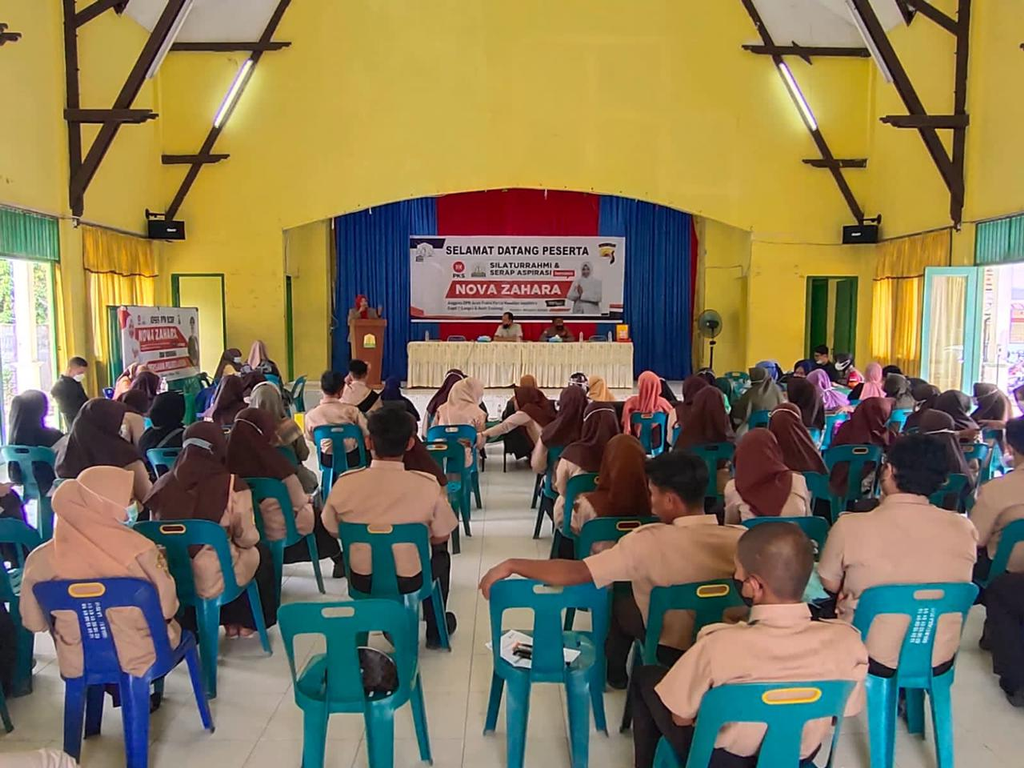 Anggota DPR Aceh dari Fraksi PKS, Nova Zahara memanfaatkan masa Reses dengan melakukan kunjungan kerja perseorangan di aula SMAN 1 Langsa, Jumat (4/11).