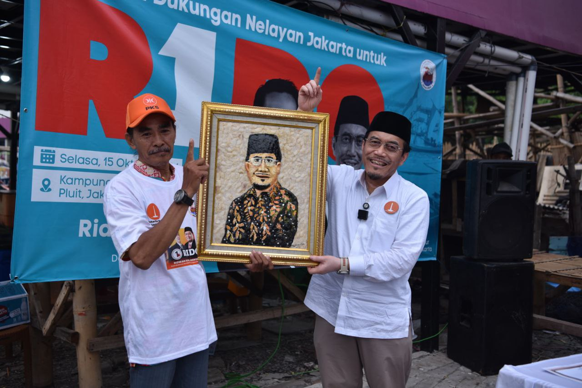Perwakilan nelayan memberikan cenderamata berupa kesenian dari kulit kerang kepada Cawagub Jakarta Suswono.