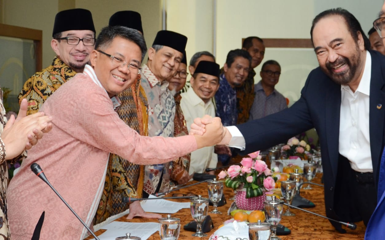 Presiden PKS Mohamad Sohibul Iman dan Ketua Umum Partai Nasdem Surya Paloh di kantor DPP PKS, Rabu (30/10) (Donny/PKSFoto)