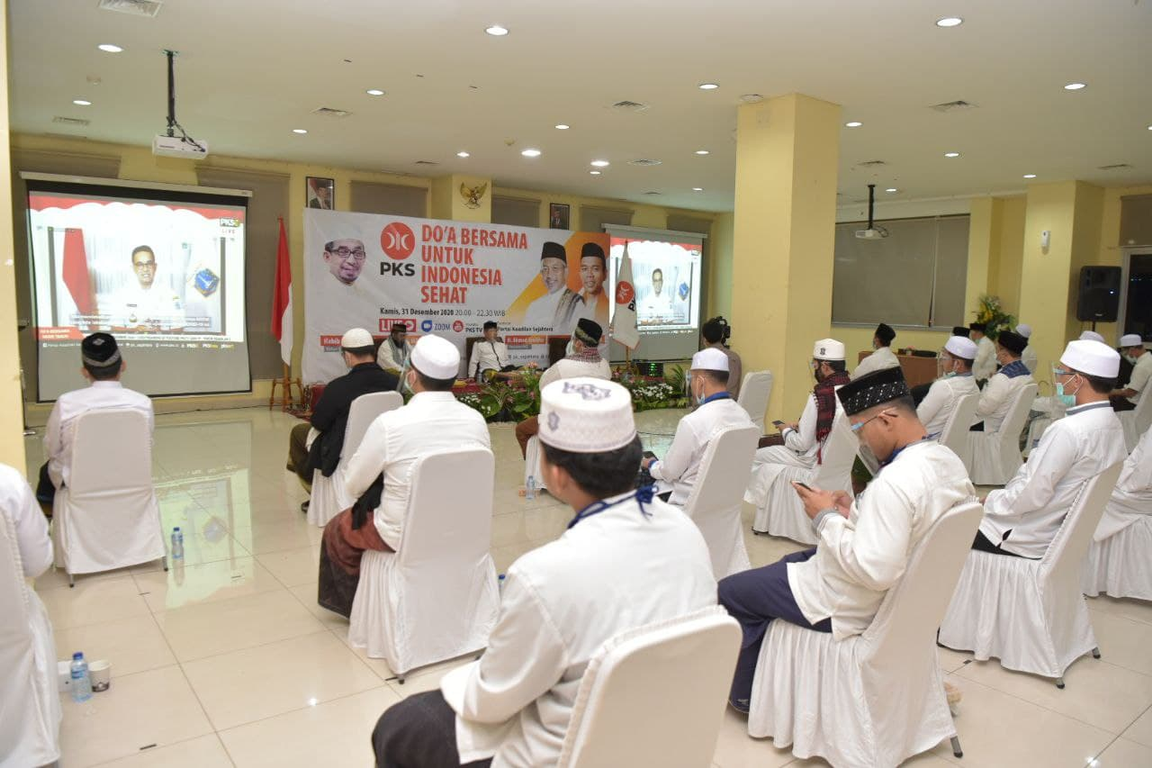 Saat pemutaran video ucapan dari Gubernur DKI Anies Baswedan dalam acara Doa Bersama untuk Indonesia Sehat, Kamis (31/12/2020). (Donny/PKSFoto)