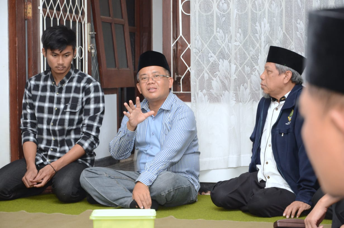 Presiden PKS Mohamad Sohibul Iman bertakziah ke kediaman almarhum Ketua DPW PKS Jawa Timur Arif HS di Malang, Sabtu (26/10) (Donny/PKSFoto)