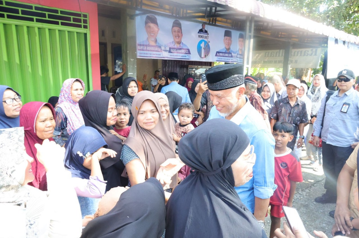 Calon Gubernur Sumatra Barat Mahyeldi bersama masyarakat Pesisir Selatan.