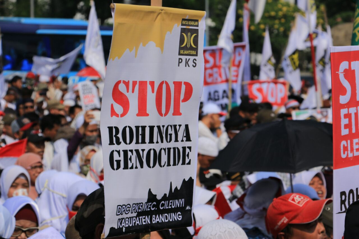 Ribuan massa Aksi Bela Rohingya mulai memadati sekitar Monumen Patung Kuda Arjunawiwaha Jakarta, Sabtu (16/9). (PKS Foto)