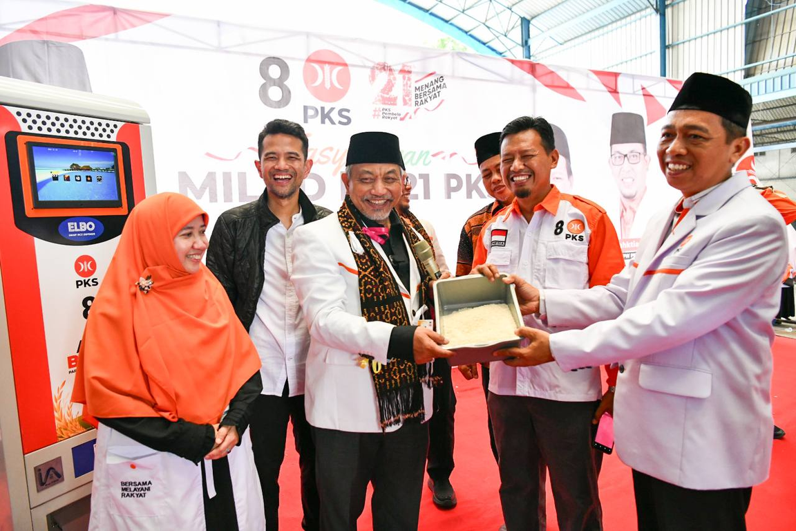 Presiden PKS Ahmad Syaikhu bersama Ketua PKS Batam Yusuf dan Sekretaris Warya Burhanuddin melihatkan beras yang ada di ATM Beras. (PKSFoto/Donny)