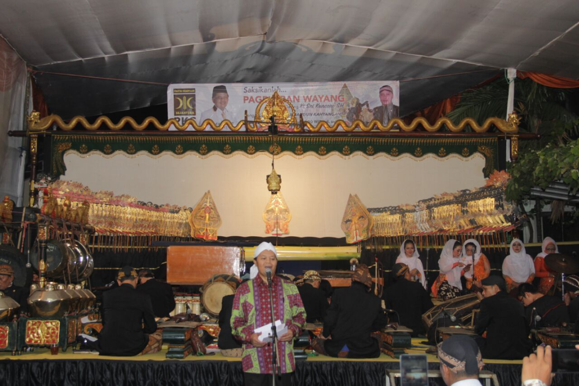 Wakil Ketua Majelis Syuro PKS Hidayat Nur Wahid memberikan sambutan dalam pagelaran wayang di kantor DPP PKS. (Donny/PKS Foto)