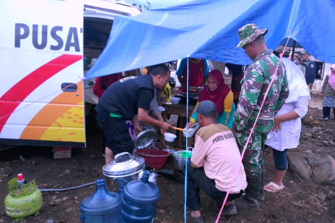 TNI bekerja sama dengan PKS di lokasi banjir Garut beberapa waktu lalu