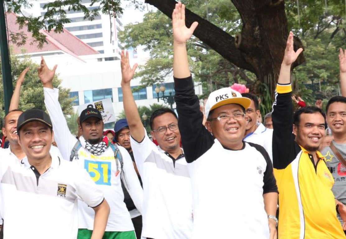 Presiden PKS Mohamad Sohibul Iman didampingi Ketua DPW PKS DKI Jakarta  Sakhir Purnomo mengikuti Senam Nusantara dan jalan sehat di halaman Balaikota DKI Jakarta, Ahad (15/3). (PKSFoto Jakarta)