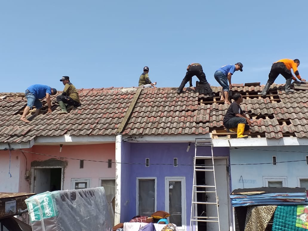 Relawan PKS saat memperbaiki atap rumah akibat tersapu angin puting beliung di Rancaekek, Kabupaten Bandung, Sabtu (11/1) (dok Humas PKS)