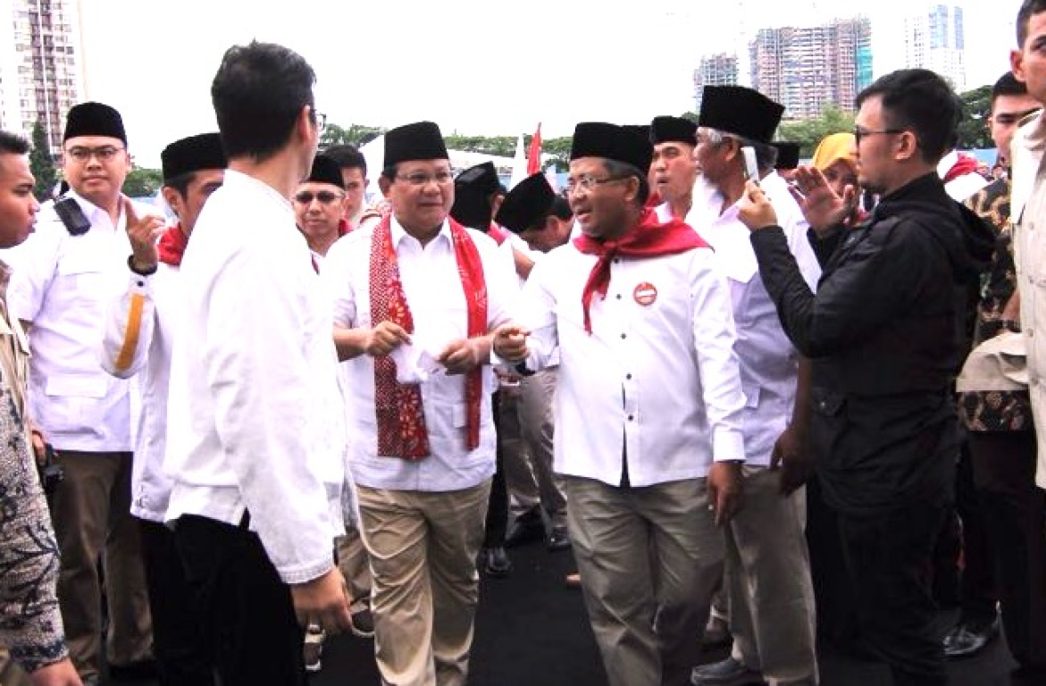 Presiden PKS Mohamad Sohibul Iman bersama Ketua Dewan Pembina Partai Gerindra Prabowo Subianto dalam kampanye Anies-Sandi di GOR Soemantri, Jakarta Selatan, Ahad (29/1/2017) (Julianto/PKS Foto Jakarta)