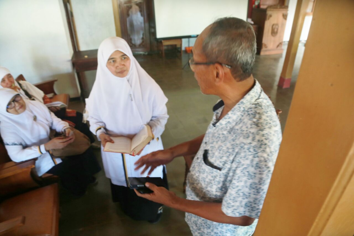 Ketua BPKK DPP PKS Wirianingsih berdialog dengan Ketua Yayasan Kartini Indonesia Hadi Priyanto di lokasi yang pernah dipakai sebagai Sekolah Kartini di kompleks Pendopo Kabupaten Jepara, Ahad (17/4).(Azzam/PKSFoto Jateng)
