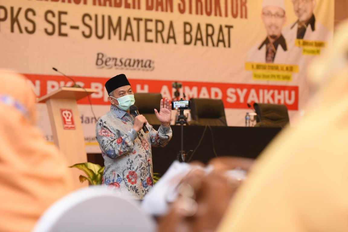 Presiden PKS Ahmad Syaikhu memberikan arahan dalam Konsolidasi Pemenangan Pilkada 2020 di Padang, Sumatera Barat, Jumat (7/11) (M Hilal/PKSFoto)