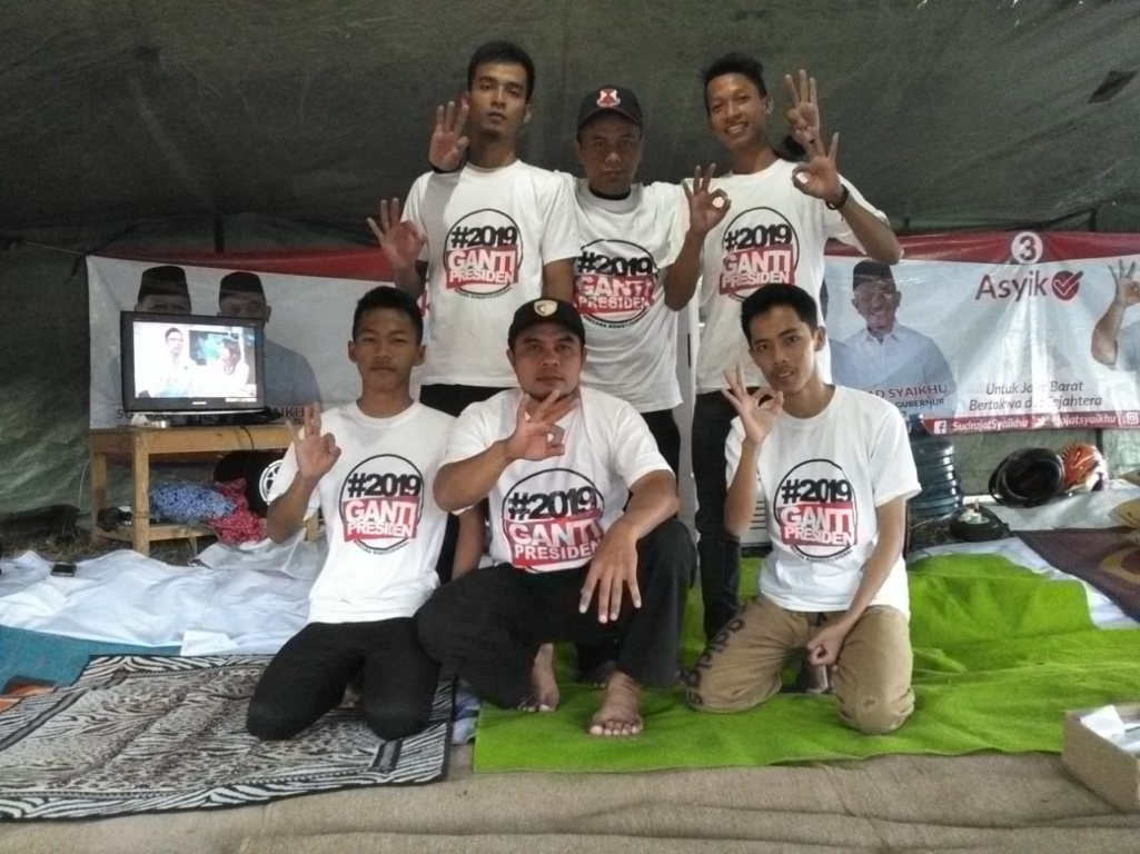 Petugas Posko Mudik PKS Cirebon menggunakan kaos #2019GantiPresiden (dok Posko Mudik PKS Cirebon)
