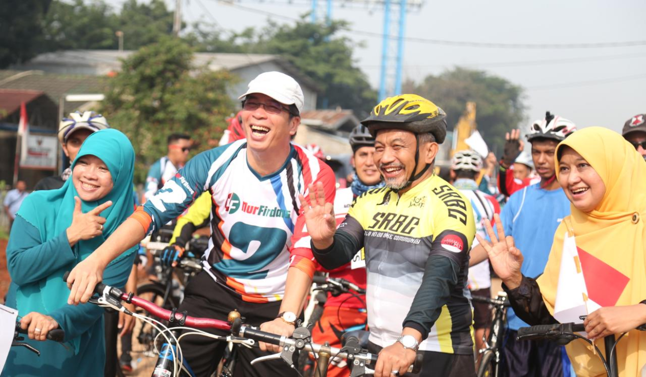 Calon Wakil Gubernur Jawa Barat Ahmad Syaikhu dan Calon Wali Kota Bekasi Nur Surpriyanto menyambut peserta PKS Tour de Jakarta di Bekasi, Sabtu (21/4) (Azami/PKSFoto)