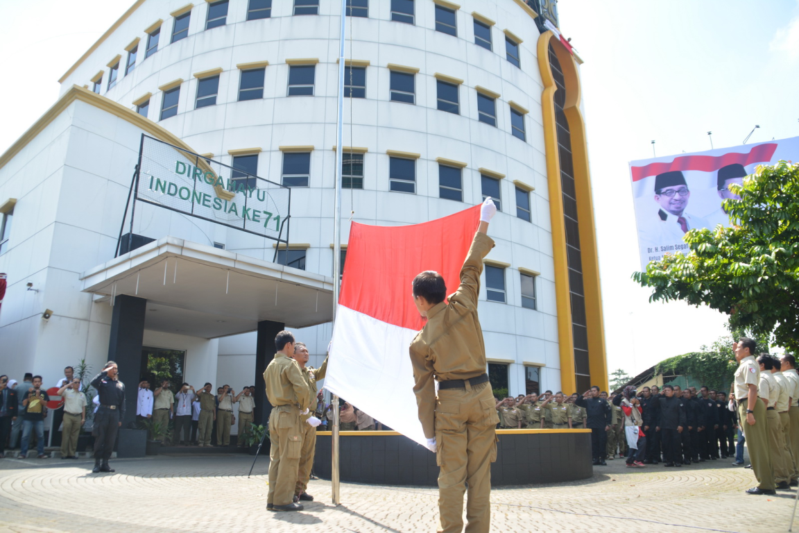 Pengibaran bendera saat upacara kemerdekaan RI di halaman gedung DPP PKS