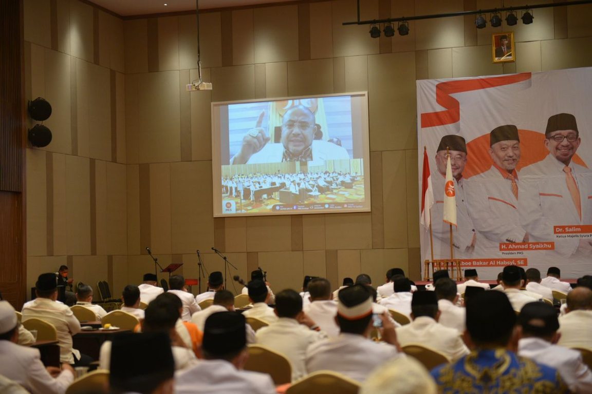 Sekjen PKS Habib Aboe Bakar Al Habsy menutup acara Bimbingan Teknis ketiga Anggota DPRD PKS se-Sumatera Bagian Utara (dok BPW PKS Sumbagut)