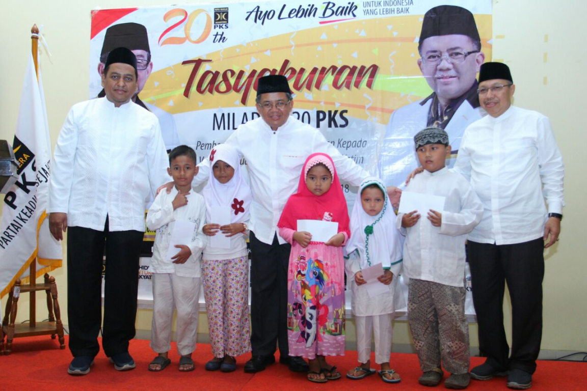 Presiden PKS Mohamad Sohibul Iman, Bendahara DPP PKS Mahfudz Abdurrahman (paling kanan) dan Ketua Panitia Milad 20 PKS Umar Salim (paling kiri) memberikan santunan anak yatim dalam Tasyakuran Milad 20 PKS di DPP PKS Jakarta, Jumat (20/4) (Donny/PKSFoto)
