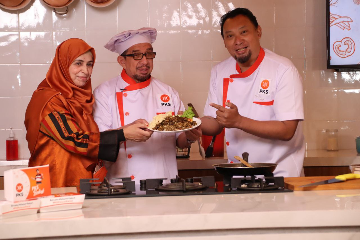 Ketua Majelis Syura PKS Dr. Salim Segaf Aljufri bersama Chef Haryo Pramoe selesai memasak Nasi goreng kambing, Sabtu (29/03/2022). (Ratih/PKSFoto)