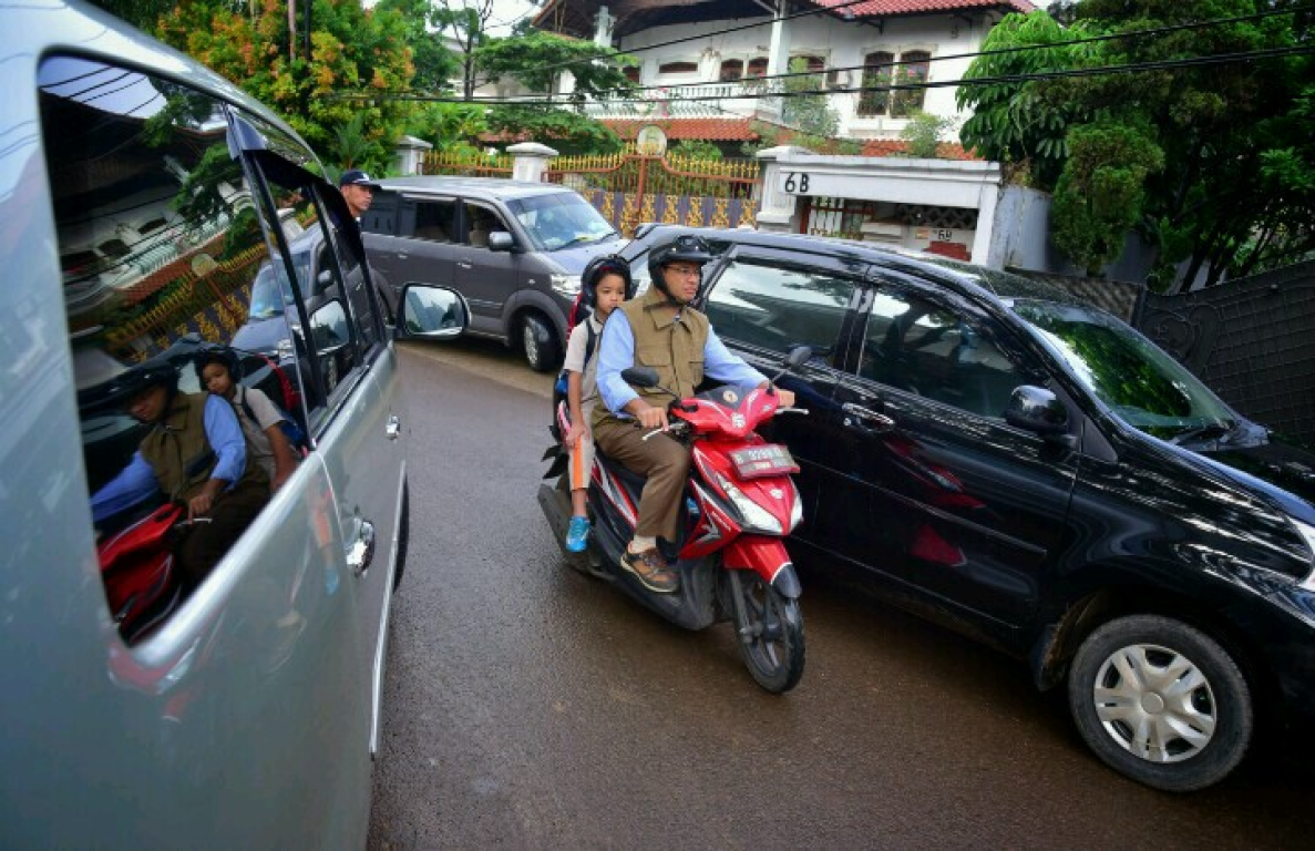 Calon Gubernur DKI Jakarta Anies Baswedan antar anak ke sekolah