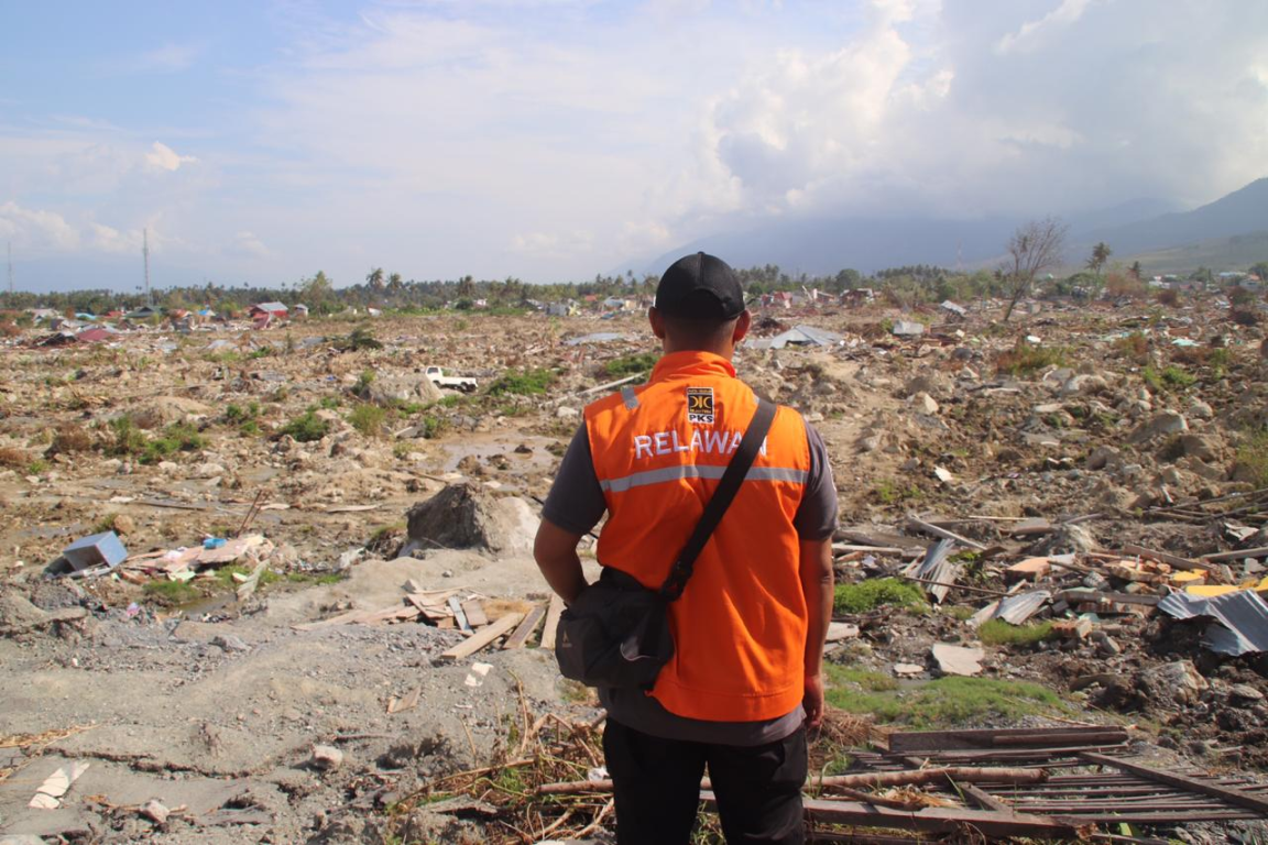 Relawan PKS NTB sedang meninjau lokasi bencana